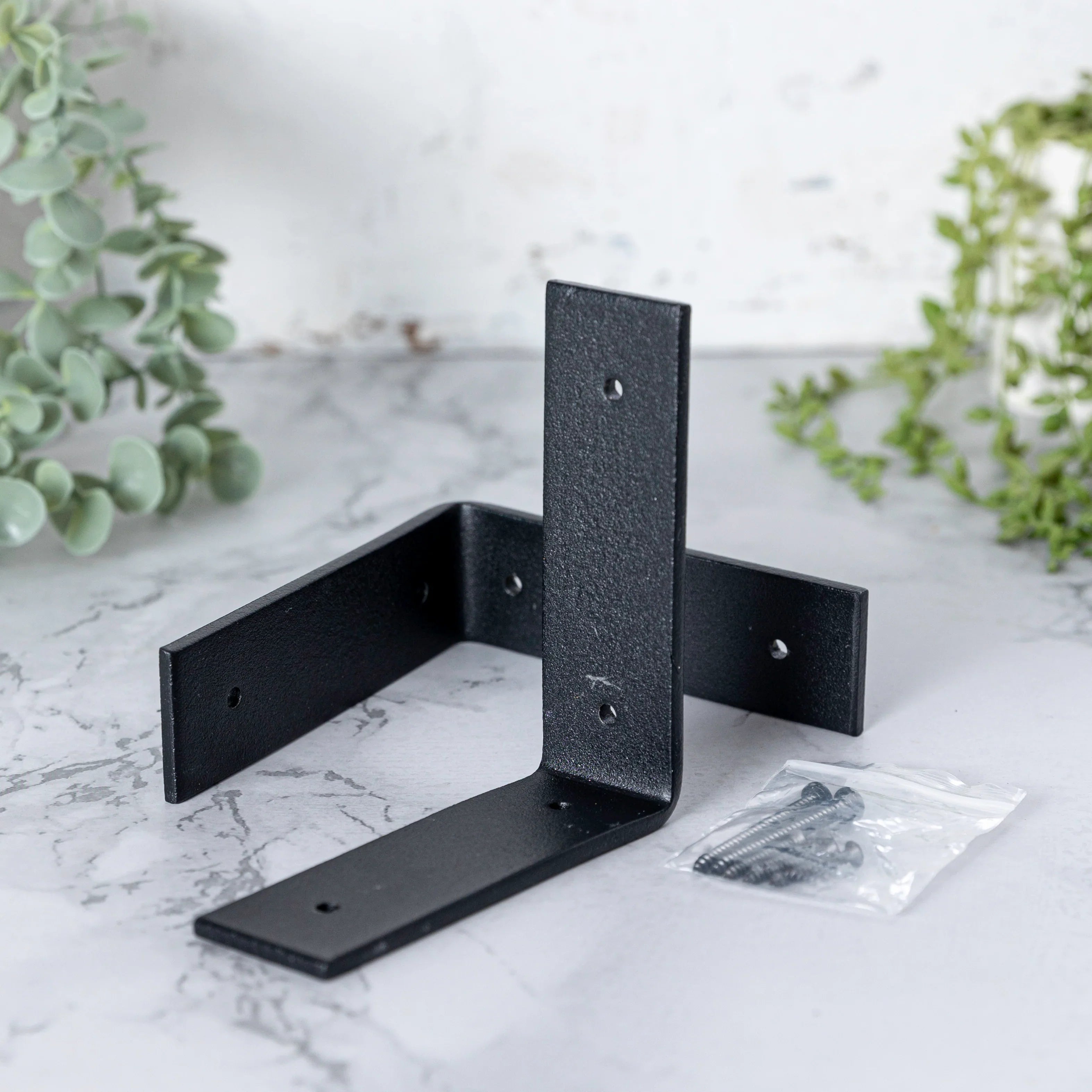 Černé kovové konzole