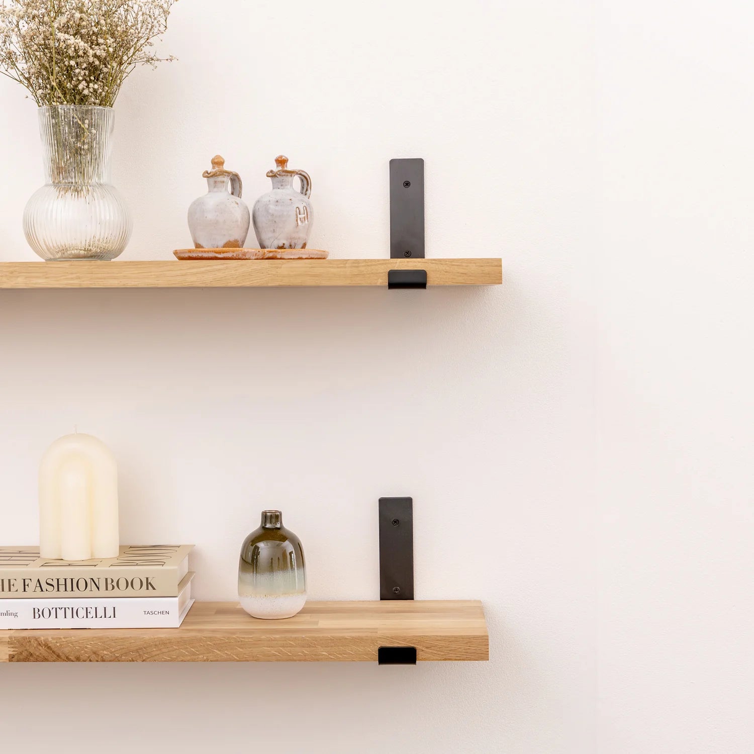 Dřevěná dubová police v tloušťce 27mm (broušený) s konzolemi s práškovým povrchem