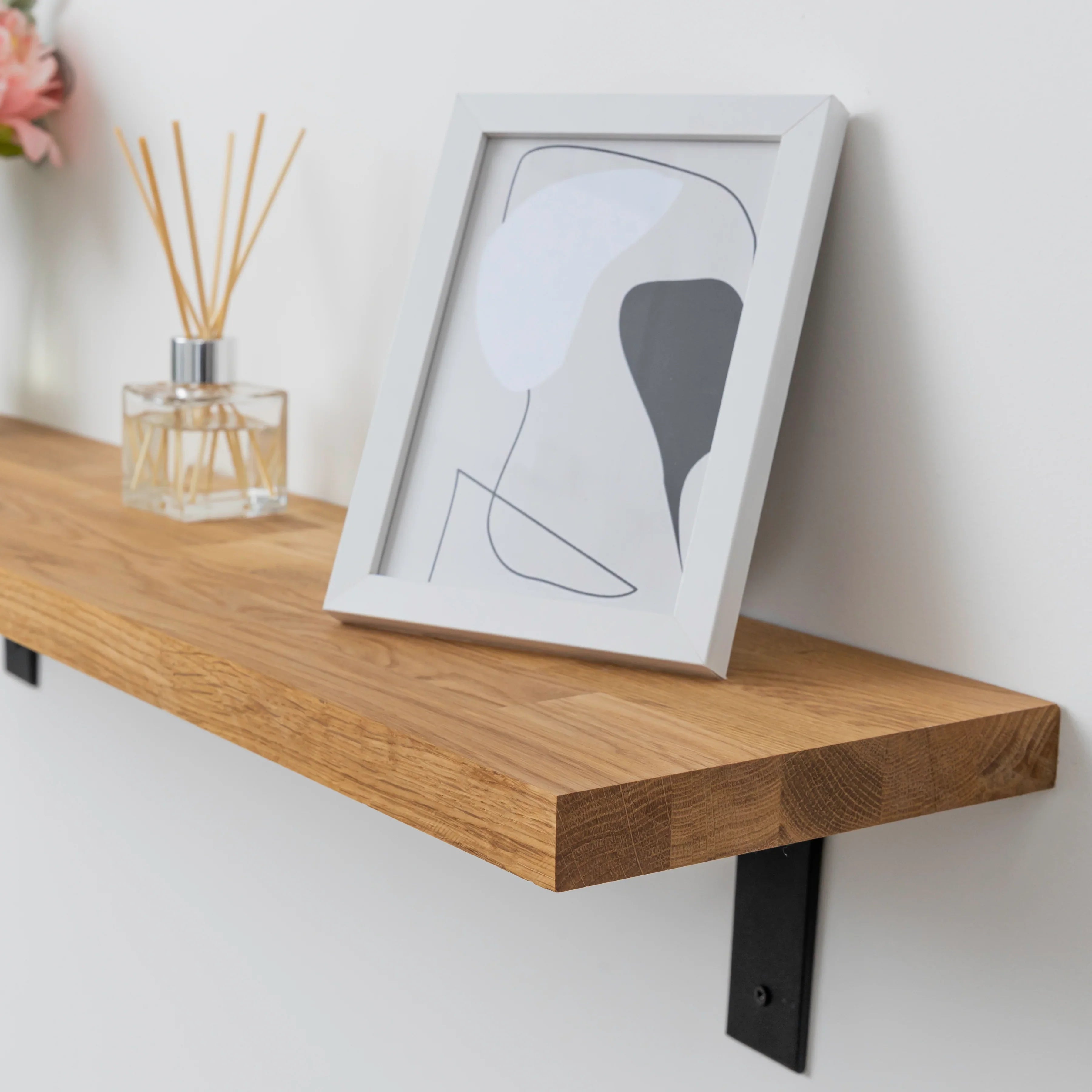 Dřevěná dubová police v tloušťce 27mm s konzolemi s práškovým povrchem.