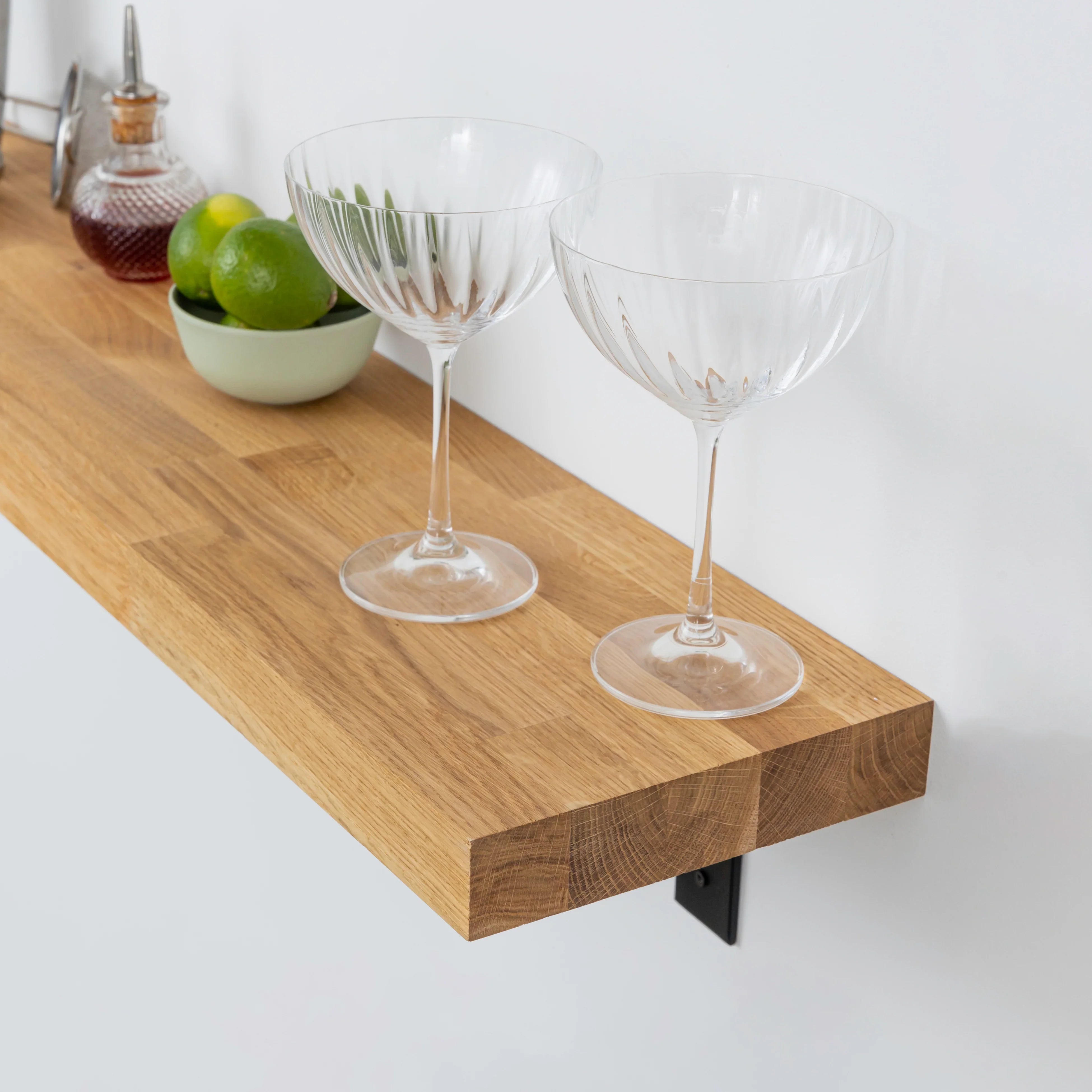 Dřevěná dubová police v tloušťce 40mm s konzolemi s práškovým povrchem