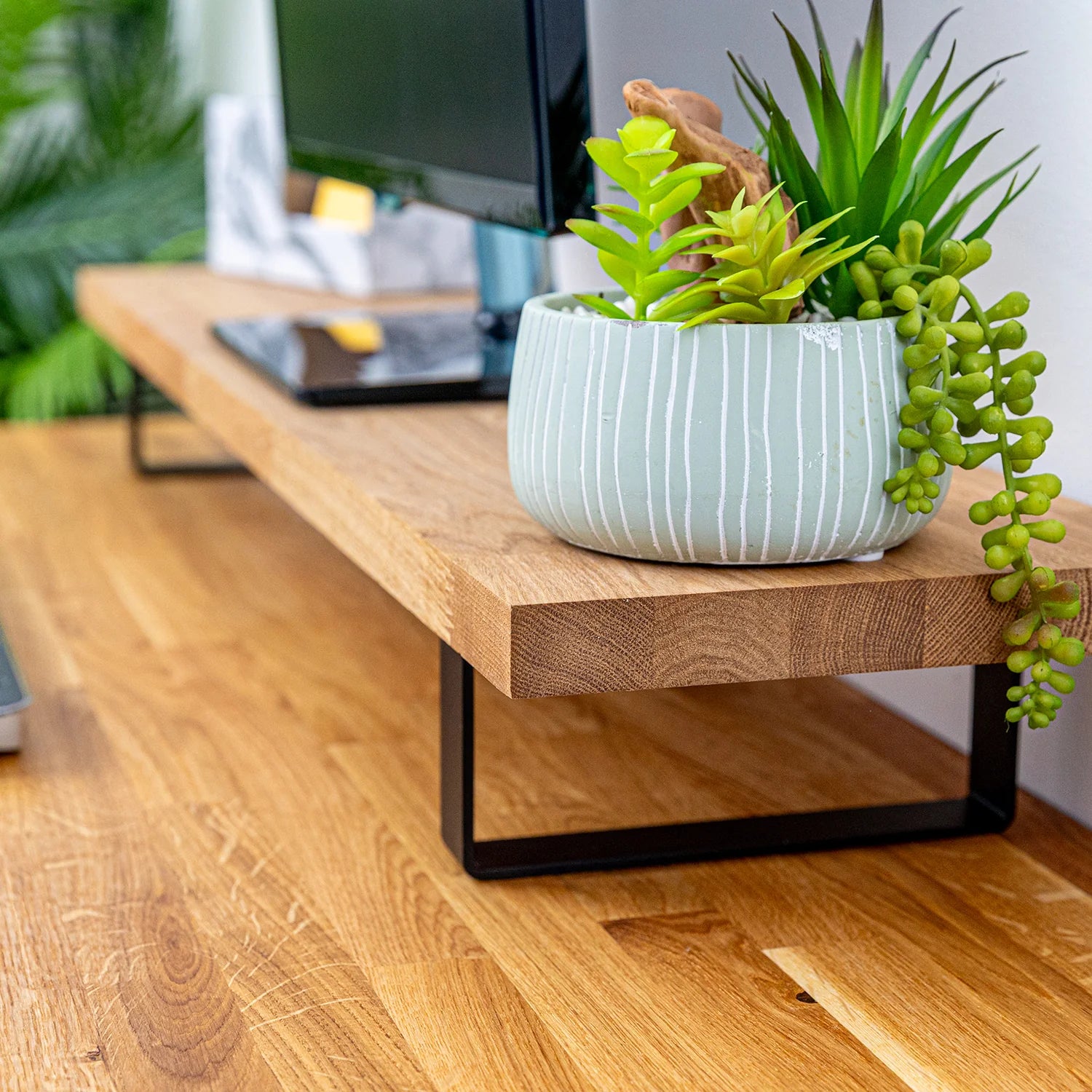 Masivní dubový podstavec pod monitor s kovovými nohami