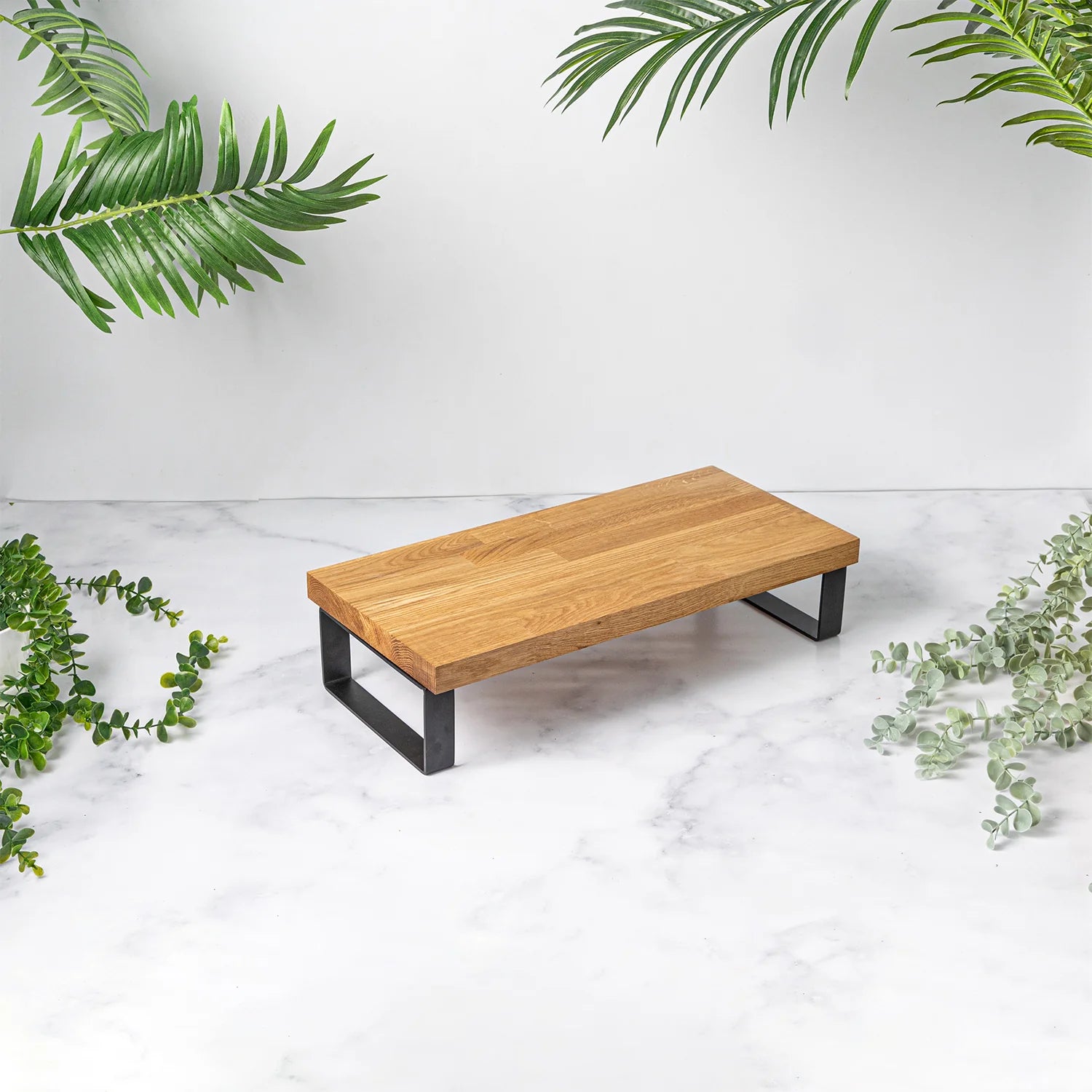 Masivní dubový podstavec pod monitor s kovovými nohami