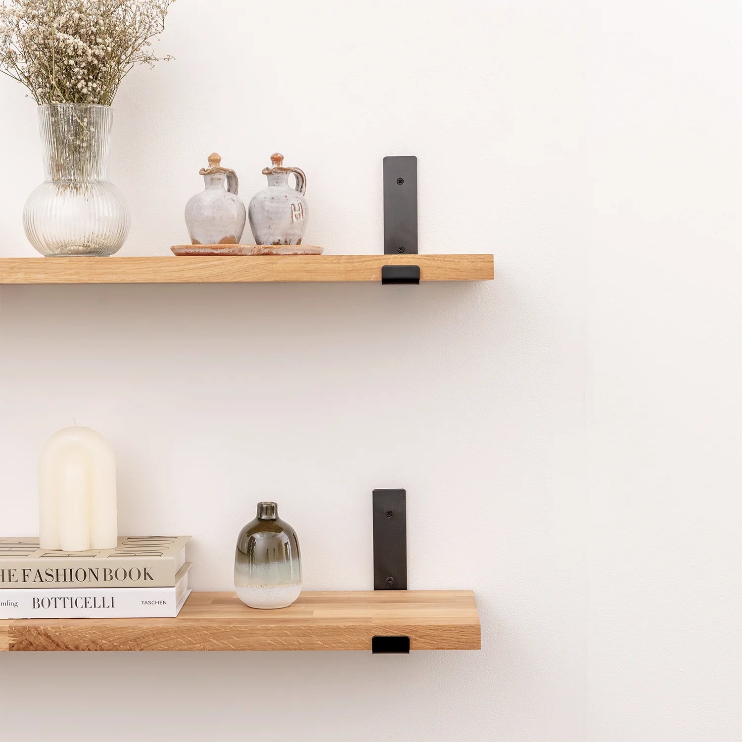 Nástěnná dubová police - tloušťka police 27mm, černé závěsné kovové konzole