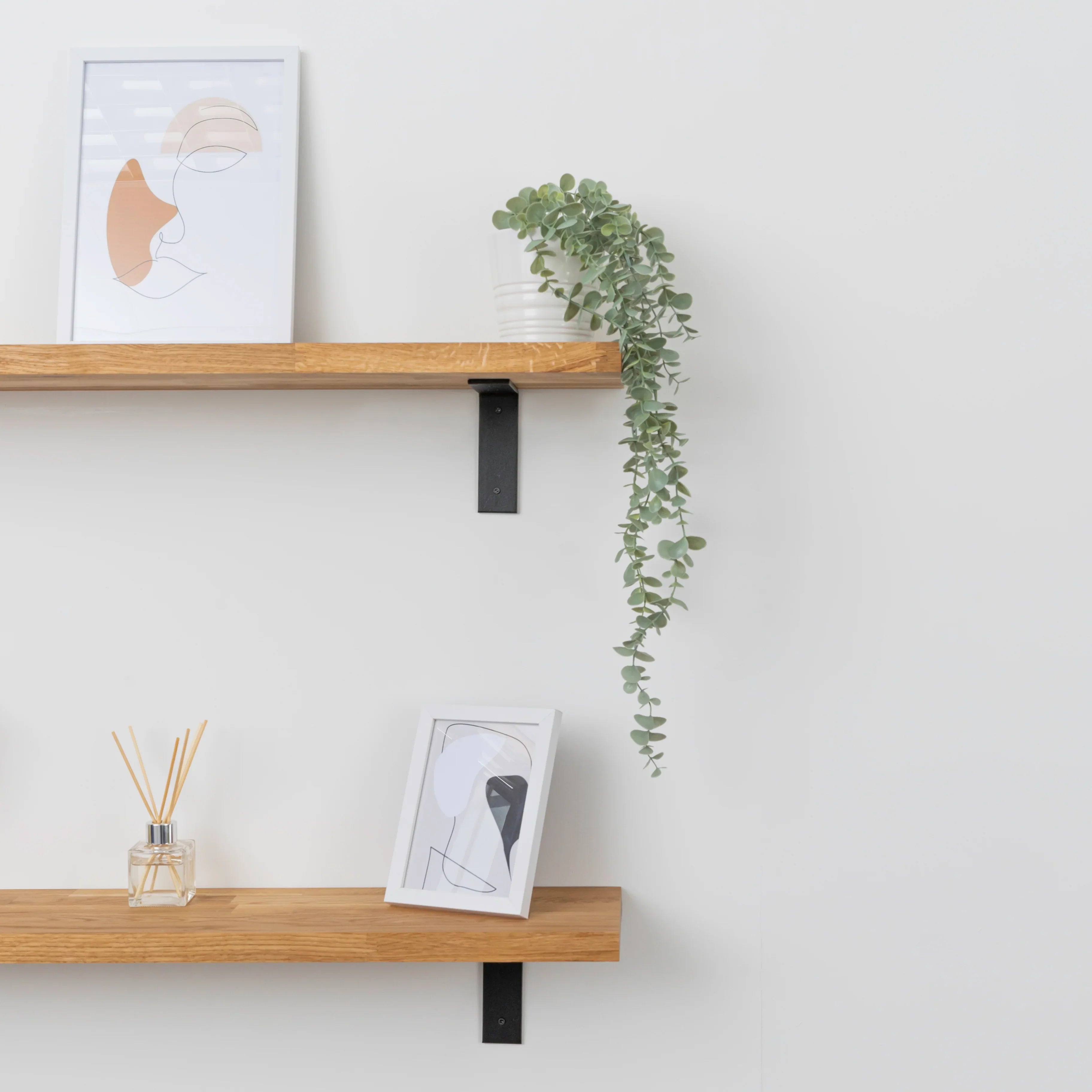 Nástěnné dubové police - tloušťka police 27mm, černé kovové konzole