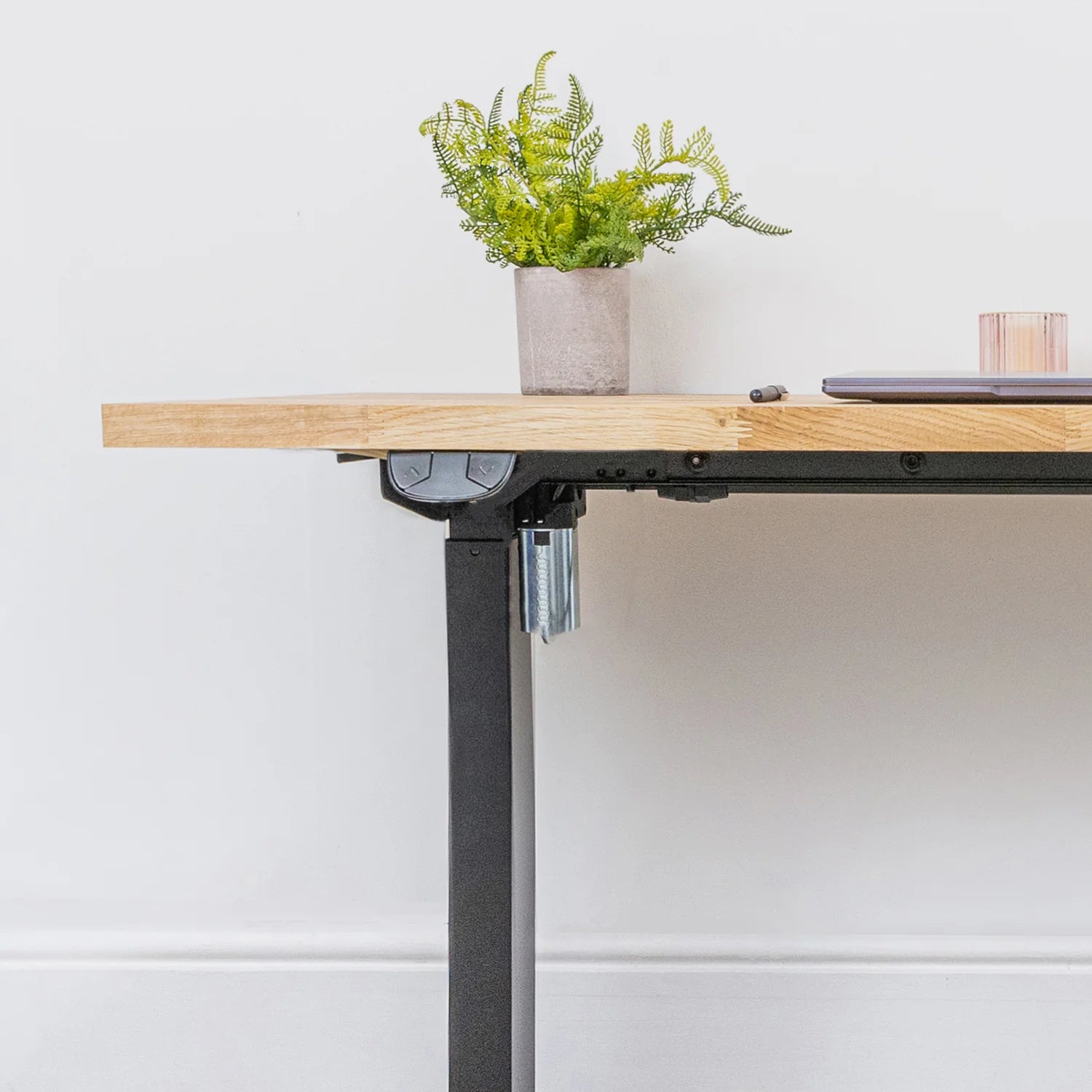 Psací stůl s černou kovovou podnoží a deskou z dubového masivu