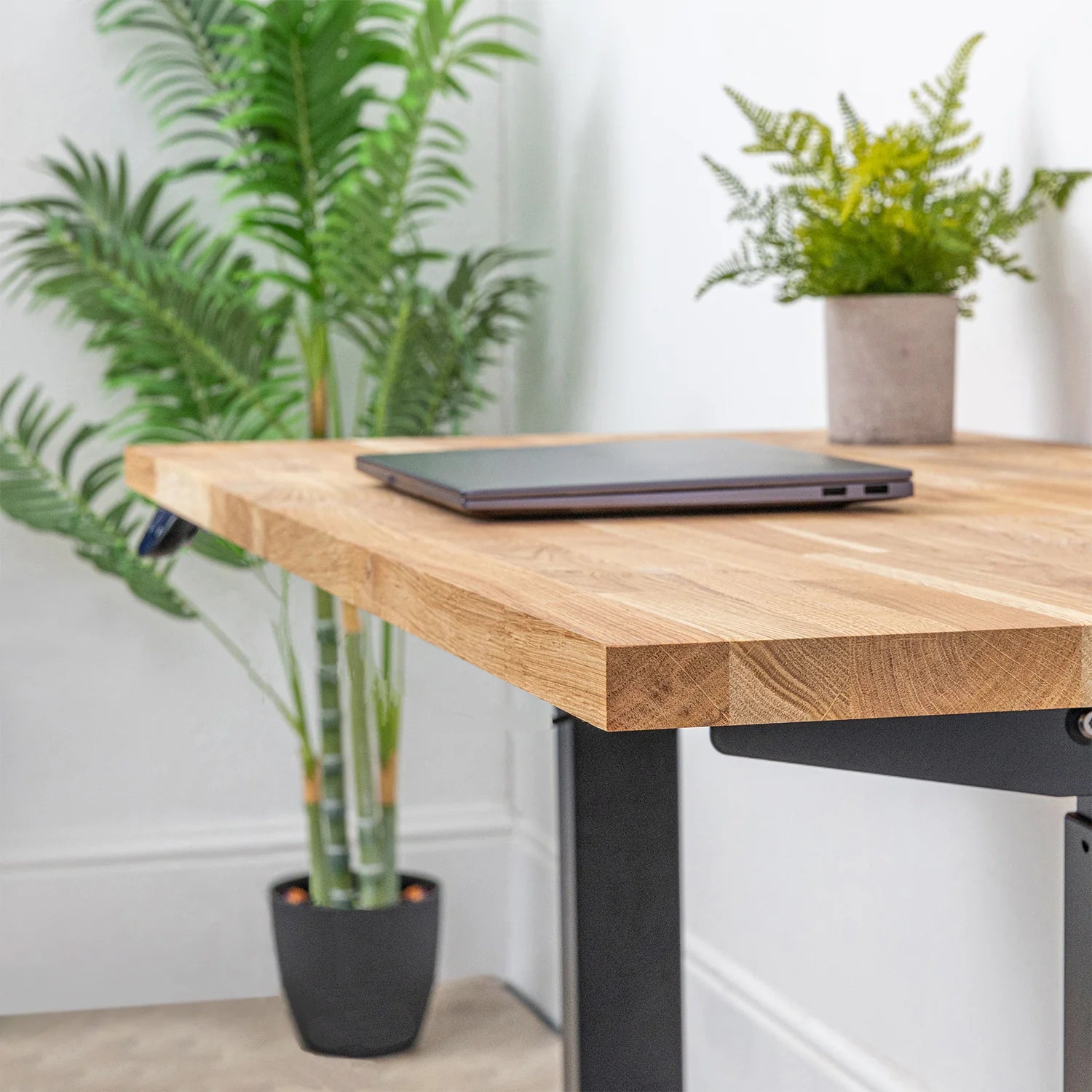 Psací stůl s černou kovovou podnoží a deskou z dubového masivu