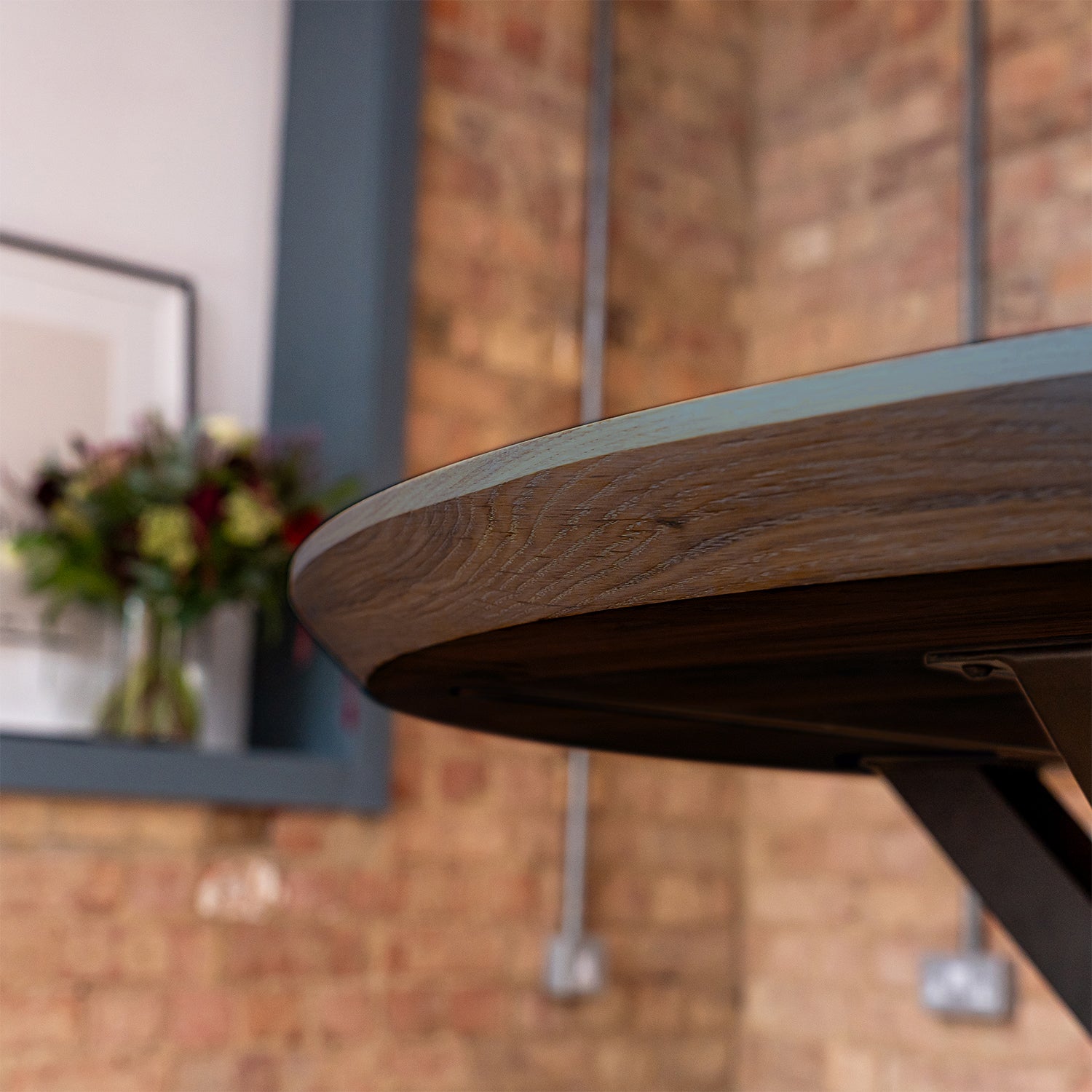 Černá kulatý jídelní stůl