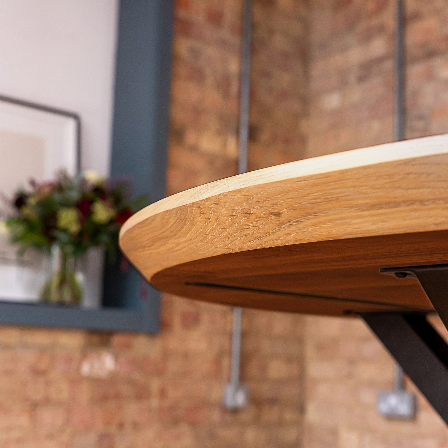 Dřevěná kulatý jídelní stůl