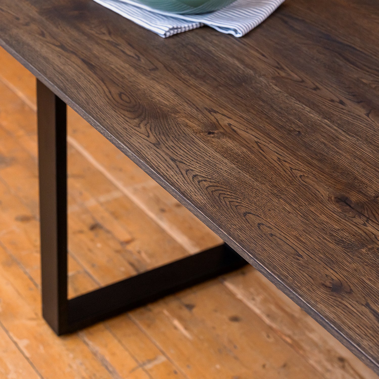 Prémiový jídelní stůl z masivního dubu - Charcoal