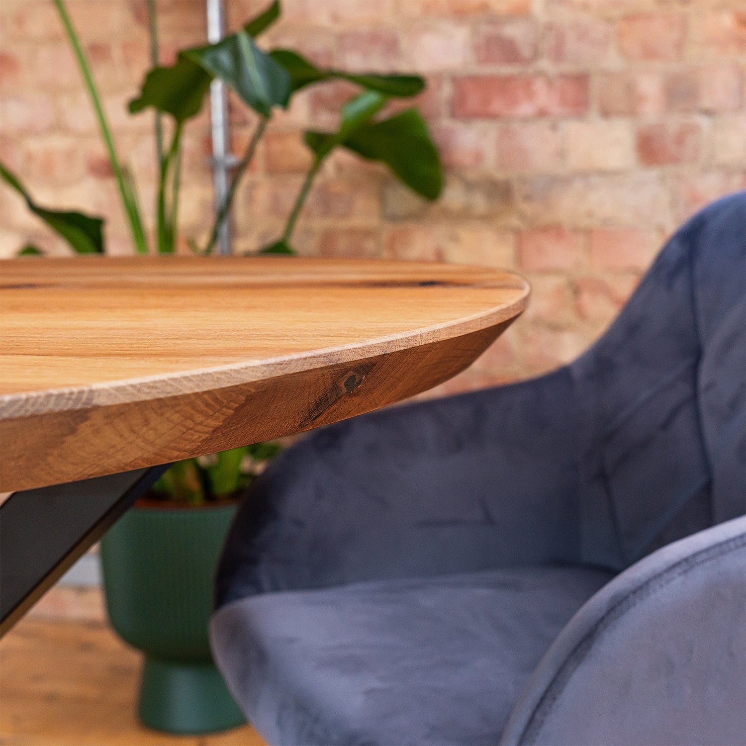 Prémiový kulatý jídelní stůl z masivního dubu - Antique Bronze