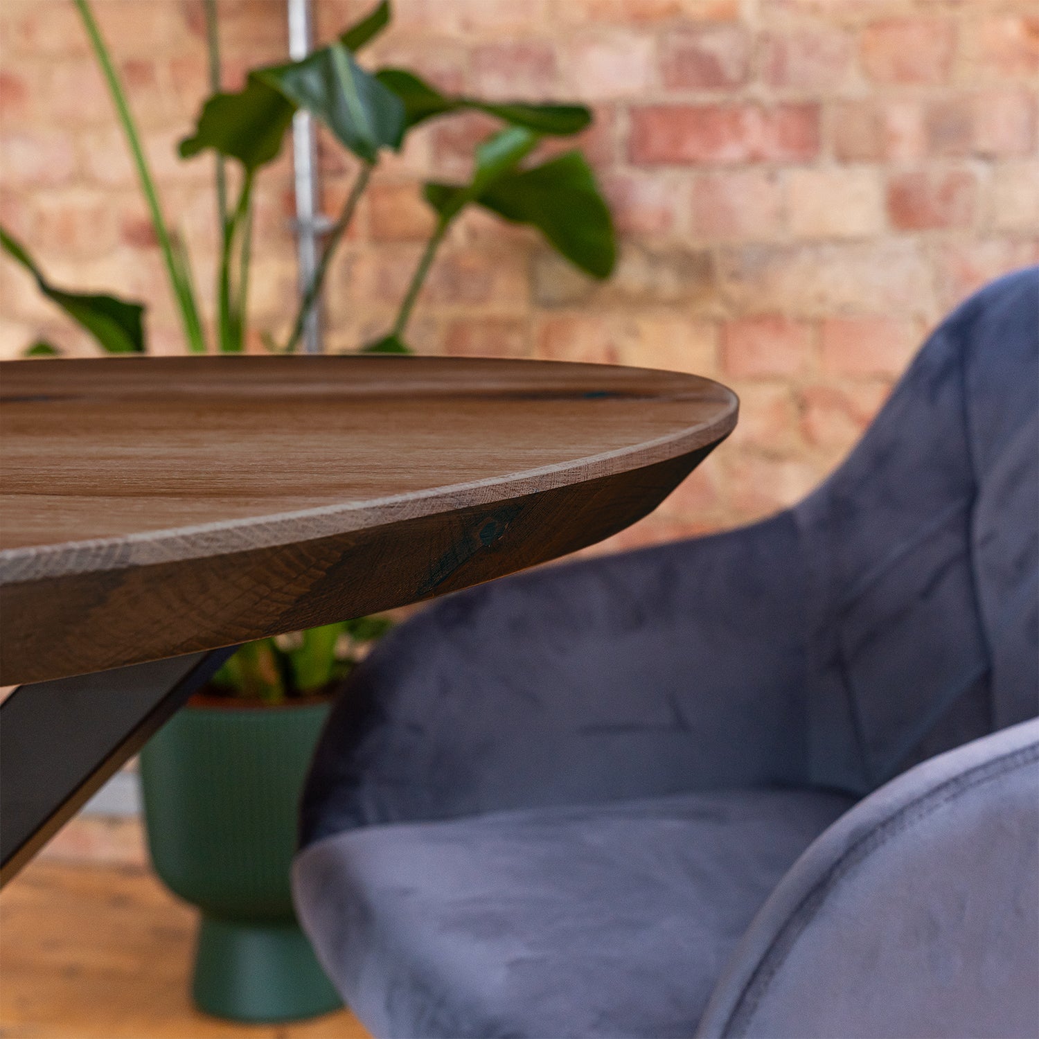 Prémiový kulatý jídelní stůl z masivního dubu - Charcoal