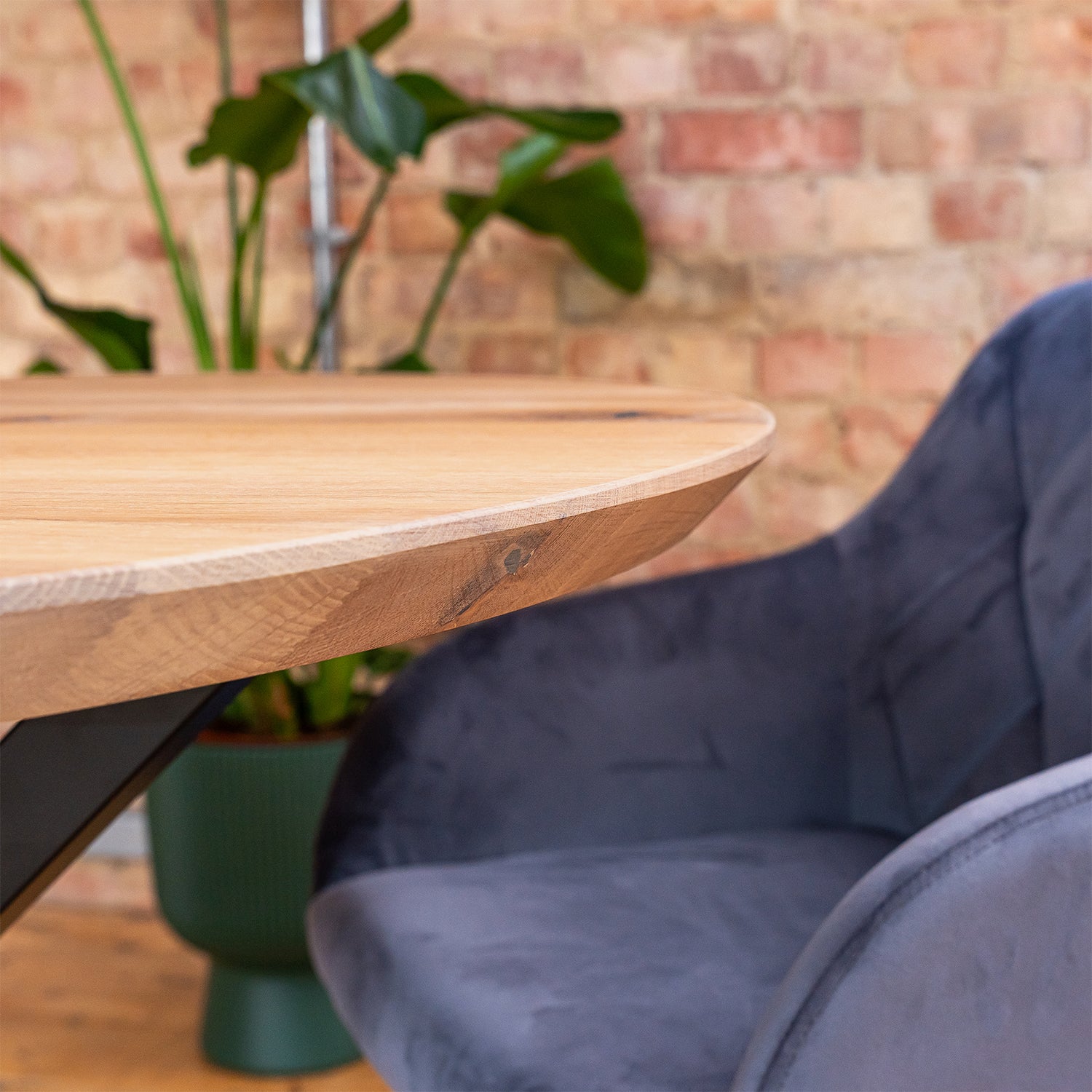 Prémiový kulatý jídelní stůl z masivního dubu - Natural (světlý dub)